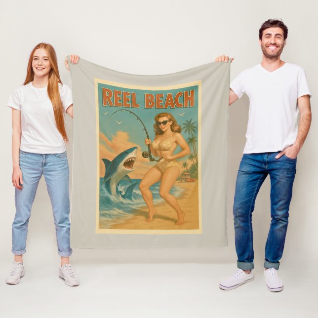 Reel Beach Shark Fishing Pin-Up Retro Coastal Life Fleecefilt (På plats)