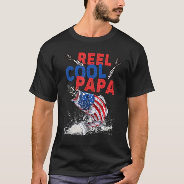 Reel Cool Papa  Fishing Dad Presenterar Fars Dag T Shirt (Framsida)