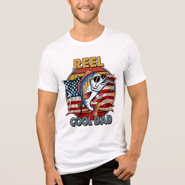 Reel Coola Pappa - American Flagga Edition T-Shirt (Framsida)