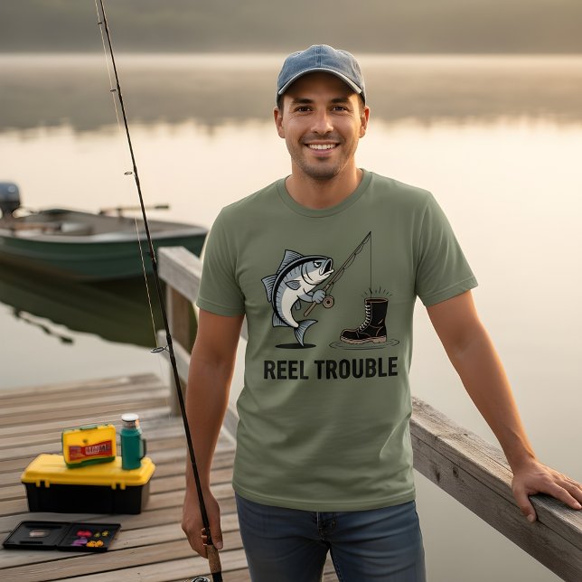 Reel Trouble – Rolig Tecknad Fiskedesign T Shirt (Skapare uppladdad)