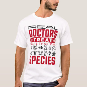 Reell Läkare behandlar mer än en veterinär T Shirt