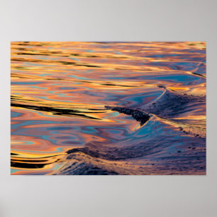 Reflekterade solnedgångsmönster i kölvatten efter poster