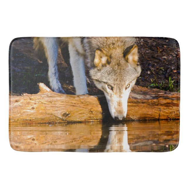 Reflektion av ensam Varg i Pond Badrumsmatta (Framsidan)