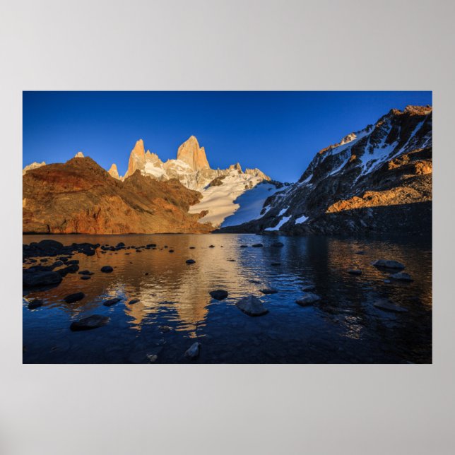 Reflektion av Fitz Roy vid Soluppgång Poster (Framsidan)