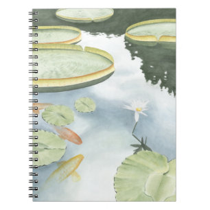 Reflektion av Koi Pond med fisk och lilier Anteckningsbok Med Spiral