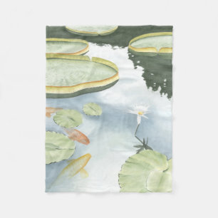 Reflektion av Koi Pond med fisk och lilier Fleecefilt