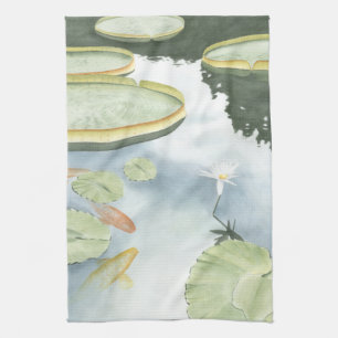 Reflektion av Koi Pond med fisk och lilier Kökshandduk