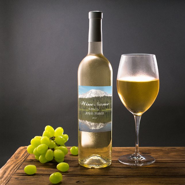 Reflektion av Sjö i liggande Personlig Vinflaska Etikett (In Situ)