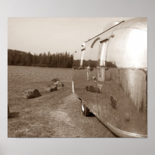 Reflektion från sjö speglad på tenn kan Sepia-foto Poster
