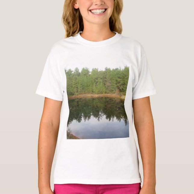 Reflektionen gräs Träd Sjö T Shirt (Framsida)