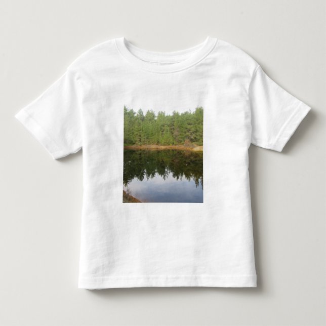 Reflektionen gräs Träd Sjö T Shirt (Framsida)