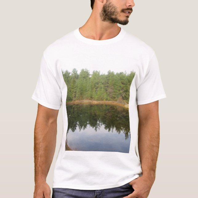 Reflektionen gräs Träd Sjö T Shirt (Framsida)