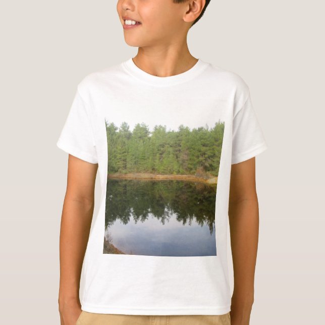 Reflektionen gräs Träd Sjö T Shirt (Framsida)