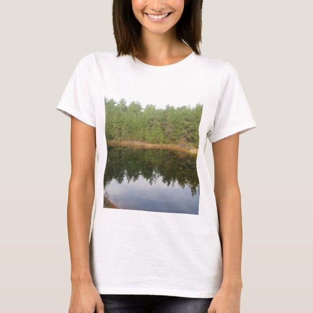 Reflektionen gräs Träd Sjö T Shirt (Framsida)