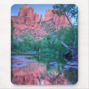 Reflektioner av Cathedral rock Sedona,Arizona Musmatta