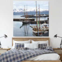 Reflektioner av högt skepp i norra Islands hamn Canvastryck