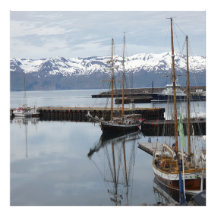 Reflektioner av högt skepp i norra Islands hamn