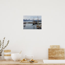 Reflektioner av högt skepp i norra Islands hamn Poster