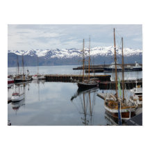 Reflektioner av högt skepp i norra Islands hamn