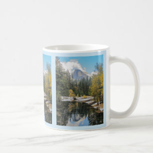 Reflektioner från halvdom kaffemugg