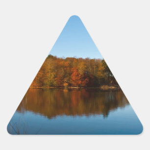 Reflektioner från sjö hösten triangelformat klistermärke