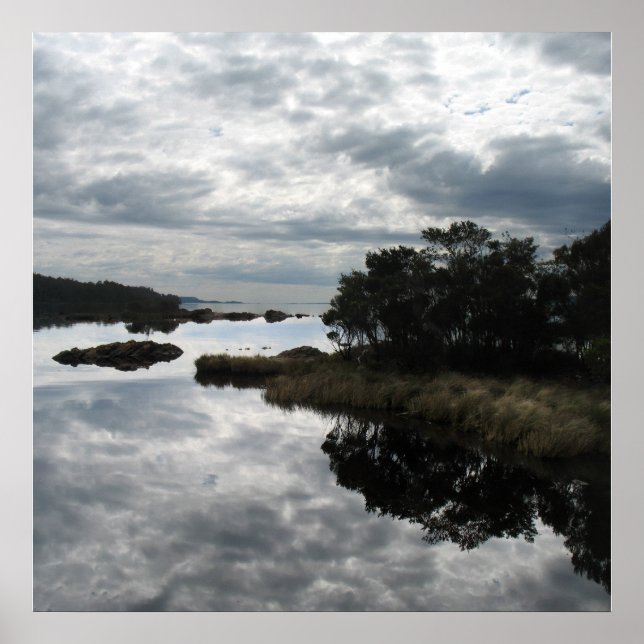 Reflektioner från spegel, Sarah Island, Tasmania Poster (Framsidan)