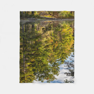 Reflektioner i Red Eagle Pond Vita berg Fleecefilt