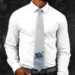 Reflektioner i sjö | Dusty Blue Svan Groomsman Slips<br><div class="desc">Modern, mörk och moody, handmålat sjö och svan, ömtålig keepsakpresenter för brudens sida i mjuk dammig blått med en grym svan och rökig tidigt-dimma. Från samlingen "Reflection" inspirerades vattenfärgsdesignen av den stilla tids tid då du kan vara med den du utan avbrott i kärlek. Om du vill ha anpassningar eller...</div>