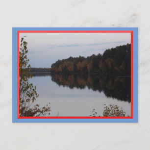 Reflektioner i sjö i norra Minnesota-vykort Vykort