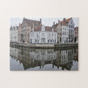 Reflektioner kring Byggnad i floden Vatten Pussel