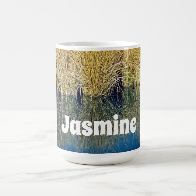 Reflektionsfoto av sjö Grass Blue Vatten Kaffemugg (Center)