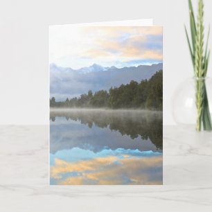 Reflektionstransfoto för Misty Sjö Träd Kort