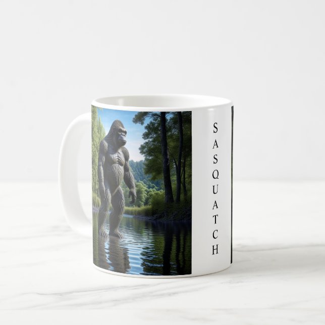 Reflexion av muskulös Bigfoot i vatten Kaffemugg (Framsida vänster)
