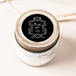 Regal Black | Vintage Baroque Ram Bröllop Runt Klistermärke<br><div class="desc">De här elegant- och lyxbröllopsklistermärkena har en vintage konst ram med ornat baroque stil. Utformningen är vit på en svart bakgrund på mörken. Modern manusyrgrafi som säger "tack" och klassisk text med namn gör detta till ett klassligt men aktuellt val av contemporary för bröllop.</div>