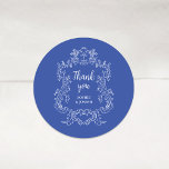 Regal Blue | Vintage Baroque Ram Bröllop Runt Klistermärke<br><div class="desc">De här elegant- och lyxbröllopsklistermärkena har en vintage konst ram med ornat baroque stil. Designen är vit på blå bakgrund. Modern manusyrgrafi som säger "tack" och klassisk text med namn gör detta till ett klassligt men aktuellt val av contemporary för bröllop.</div>