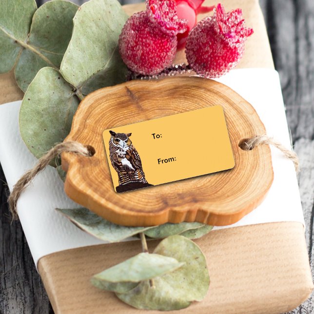 Regal Brown Uggla Gift Märkre Adressetikett (Majestic brown owl sitting on tree stump on golden yellow gift tab label.)