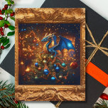 Regal Dragon jul Helg Vykort<br><div class="desc">Den här teckningen fångar en regal draken som gör sin egen dekoration på en Julgran.</div>
