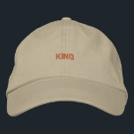Regal Khaki Cotton Hat med Kung Embroidery Cap Broderad Keps<br><div class="desc">Bold Khaki Kung Cap: Med "Kung" i utstående broderier,  denna khaki-bomull som kombinerar ett avslappnat utseende med en liten regalfläck. Perfekt till dem som vill skapa ett påstående med sin bära i huvudet.</div>
