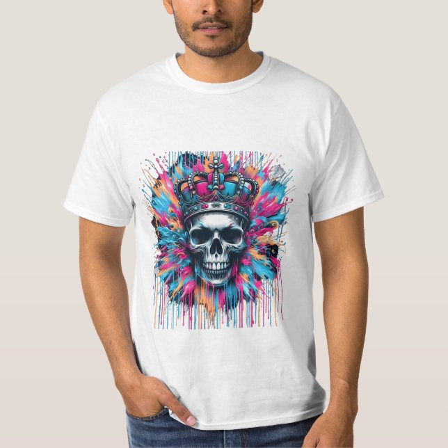 "Regal Skull: Urban Graffiti Street Art T-Shirt" T Shirt (Framsida)