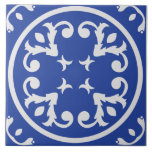 Regal Vapensköld Kakelplatta<br><div class="desc">Regal Vapensköld är en förfinad cirkelformad platta med symmetriska folatformade scrollsar som strålar runt ett centralt kluster av stjärnliknande former. Med ett starkt gräns som förebild framkallar sammansättningen heraldiska emblemens eller ädla sälar. Den vita filigree mönster kontrasterar djärvt mot rikens blå bakgrund, ge plattan en tidlös och värdig perfekt för...</div>
