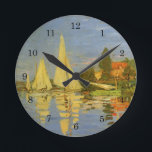 Regatta i Argentina av Claude Monet Rund Klocka<br><div class="desc">Regatta i Argentina (1872) av Claude Monet är en vintage bra konst nautisk målning. Man kan se reflexionen av segelbåtarna i sjö vatten. Ett sjölandskap till havs med en yacht eller ett båt tävling på en solig sommarsäsong. Om konstnären: Claude Monet (1840-1926) var en av grundarna av den Fransk målningsrörelsen...</div>