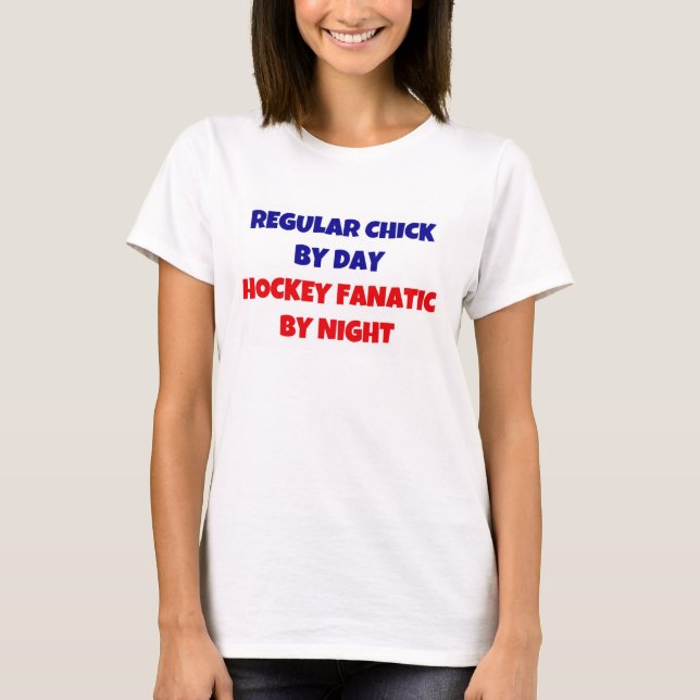 Regelbunden Chick per dag Hockey Fanatic per natt T-shirt (Framsida)