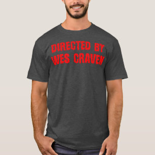 Regisserad av Wes Craven Röd Text T Shirt