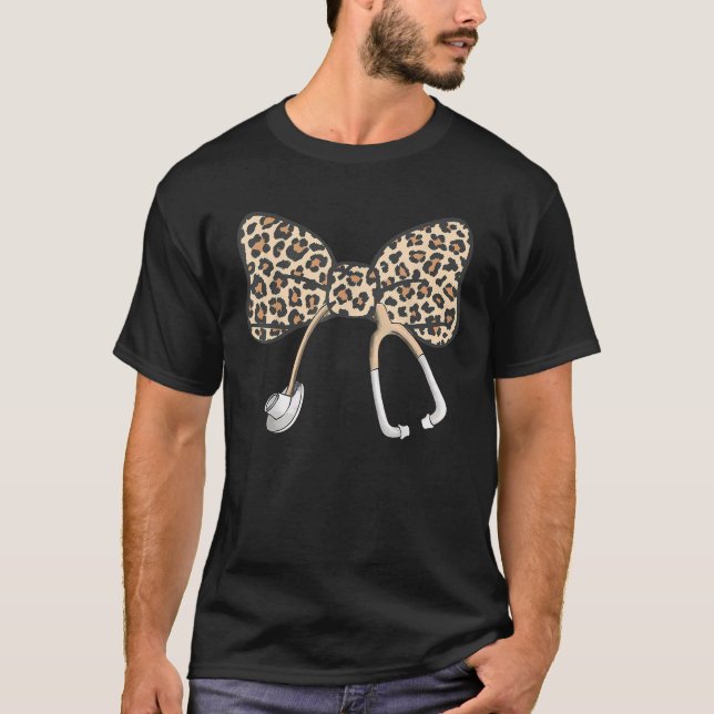 Registrerad Coquette Bow Stethoscope Leopard Nurse T Shirt (Framsida)