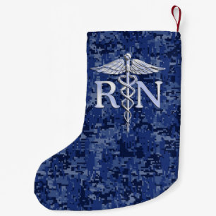 Registrerat Nurse RN Caduceus på marinblå Camo Liten Julstrumpa