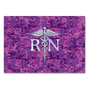 Registrerat Nurse RN Caduceus på Rosa Camo Bordsnummer