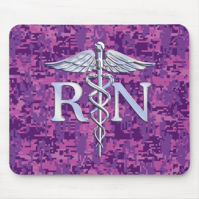 Registrerat Nurse RN Silver Caduceus Fuchsia Camo Musmatta (Framsidan)