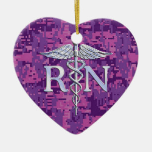 Registrerat Nurse RN Silver Caduceus på Rosa Camo Julgransprydnad Keramik