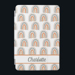 Regnbåge brun beige grått- vit monogram gigant iPad mini skydd<br><div class="desc">Ett modernt och trendig vismiskt mönster med en chic vit bakgrund. Dekorerad med målade regnbågar och hjärtan i beige,  grått och brun. Anpassa och lägg till ditt namn.</div>