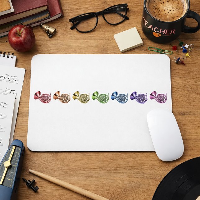 Regnbåge fransk horn Färgrik mässingsinstrument Musmatta (A mouse pad with a rainbow lineup of french horns.)